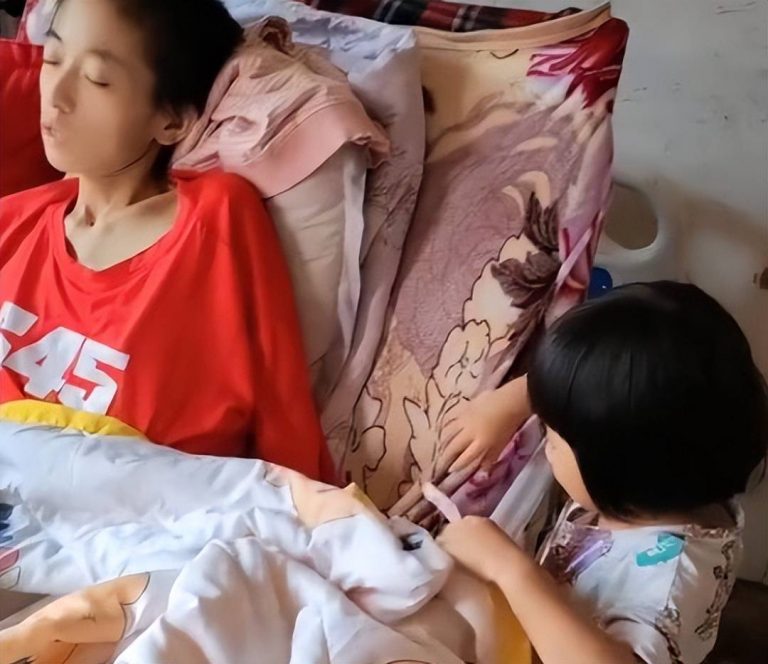 The Husband of a Cancer-stricken Chinese Internet Star Uses Her Condition to Make Money